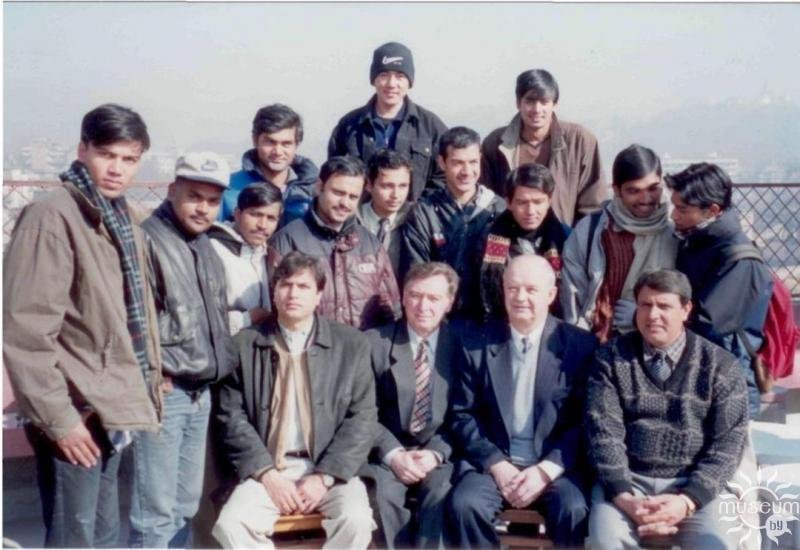 Э.М. Бабенка з выпускнікамі інжынерна-будаўнічага каледжа г. Катманду (Непал). 1998 г.
