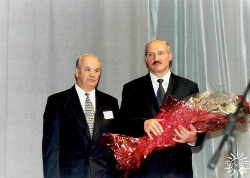 Рэктар ПДУ Э.М. Бабенка і Прэзідэнт Рэспублікі Беларусь А.Р. Лукашэнка. 2001 г.