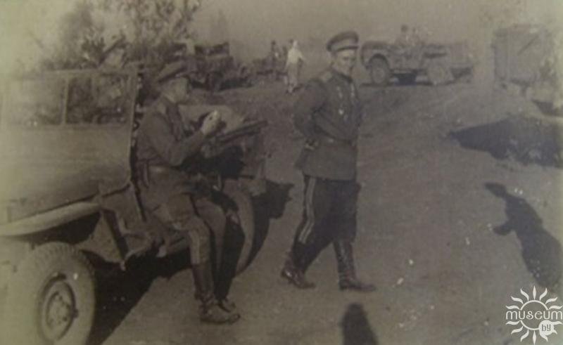 Чысцякоў І.М (у цэнтры) са сваімі саслужыўцамі. 1943 г.