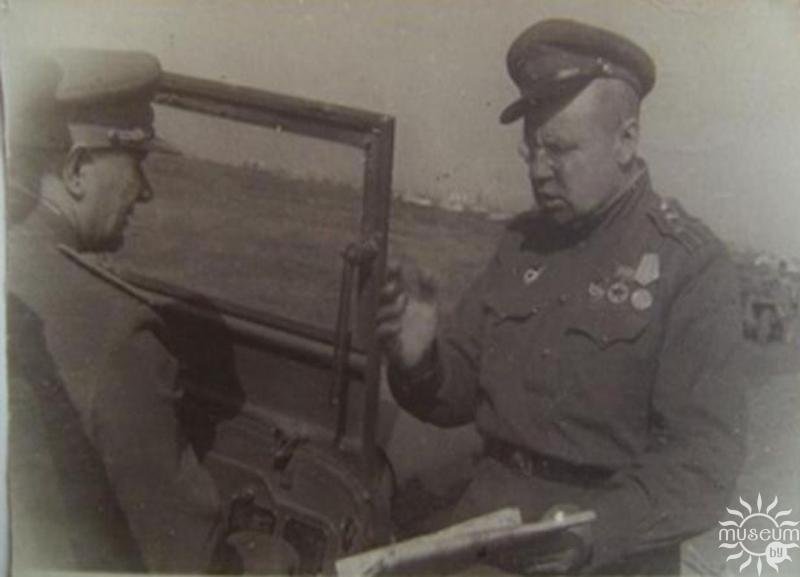 Combat comrades I. Chistyakov (on the left) and Yegorov (on the right). 1943