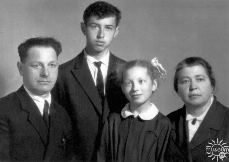 N. Ya. Galperovich with parents and a younger sister. 1965
