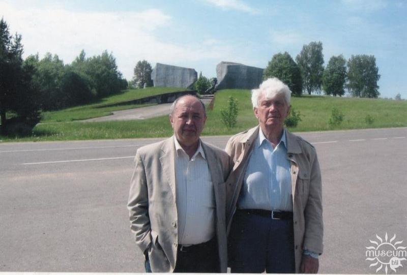 Навум Гальпяровіч і Алесь Савіцкі каля мемарыяльнага комплексу “Поле ратнай славы