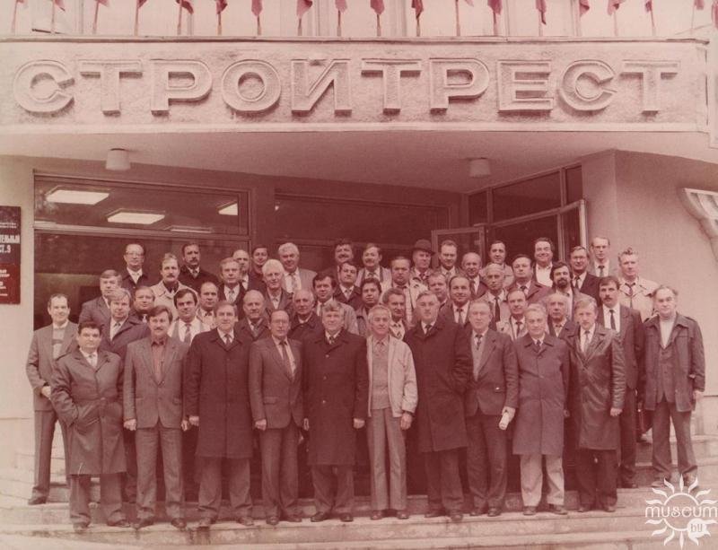 Employees of the Polotsksel’stroy Trust near the administrative building. 1970s