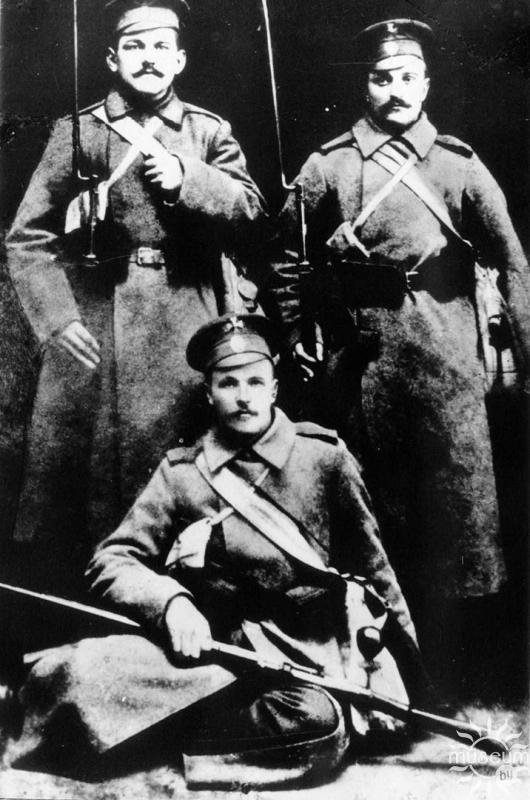 Стаіць крайні злева Казлоў І.П. – удзельнік Першай сусветнай вайны. 1914 г.