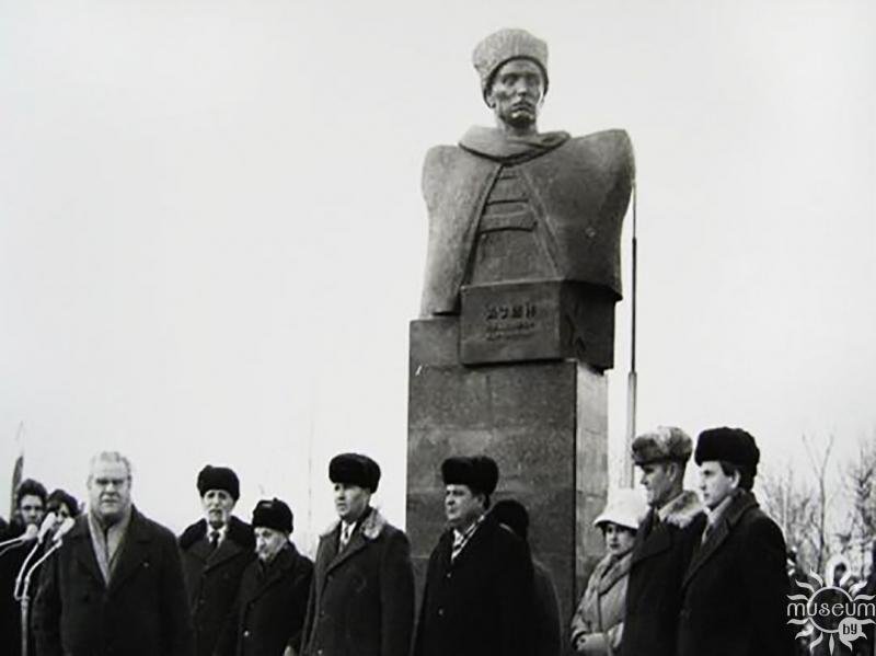 During the ceremonial opening of the Monument to the Hero of the Civil War V.M. Azin. 1979