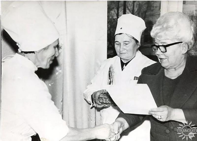 A.M. Lebedeva hands the certificate to the senior operating sister of the hospital V.S. Verzhbitskaya. 1981