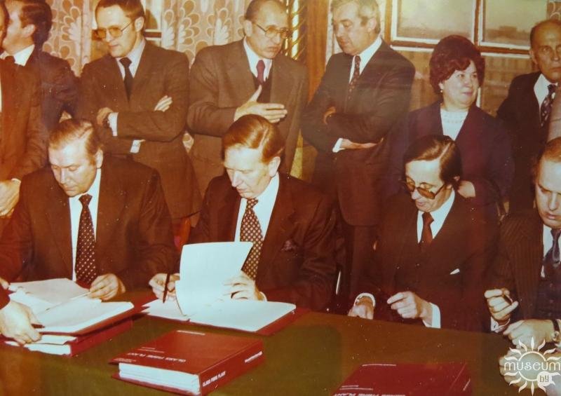 Signing of documents with the American firm MSW-Bishop for the design of a one-step production of fiberglass in Polotsk. 1979