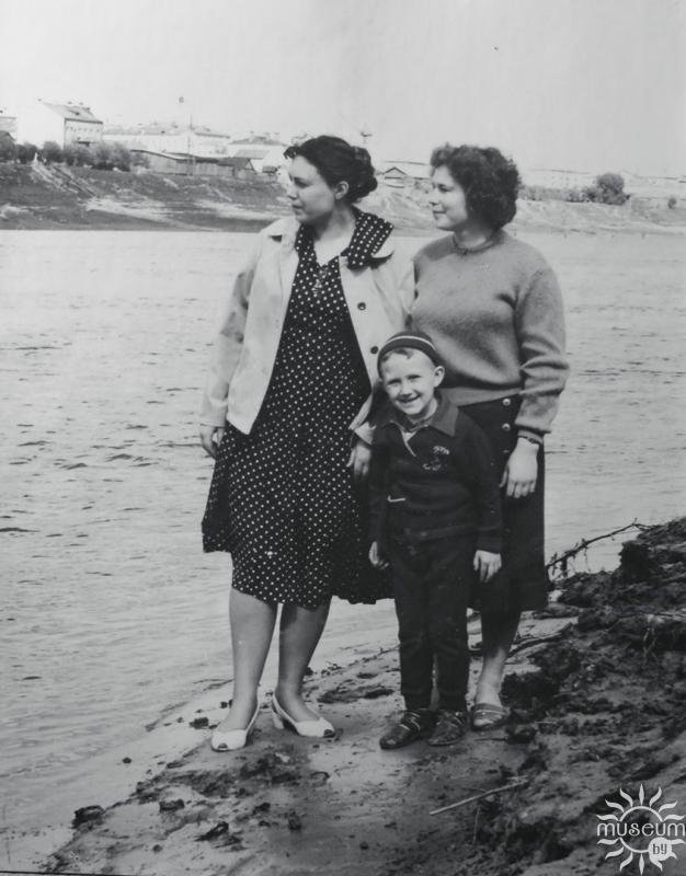 Л.І. Грыгор’ева (справа) з сяброўкай В. Ільяшэнка і сынам Уладзем. 1960-я гг.