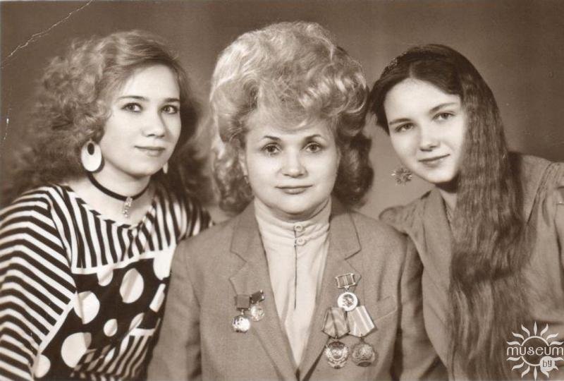 O.P. Kundalevich with grown-up daughters. 1990s