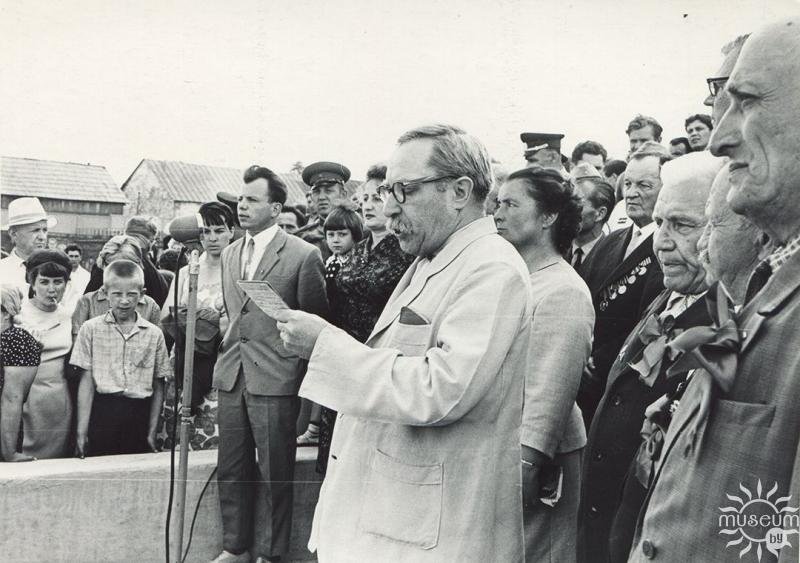Выступае Ліхачоў І.М. падчас урачыстага адкрыцця парка імя 50-годдзя Савецкай улады. 1967 г.
