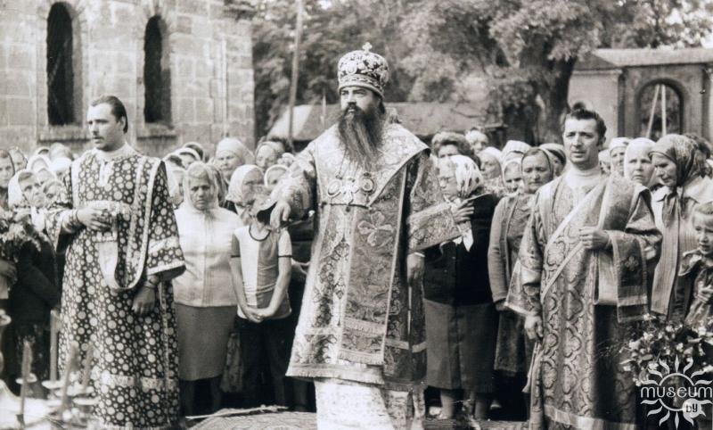 Church service in front of the Church of Saviour on the Day of Remembrance of St. Euphrosyne of Polotsk. 1980