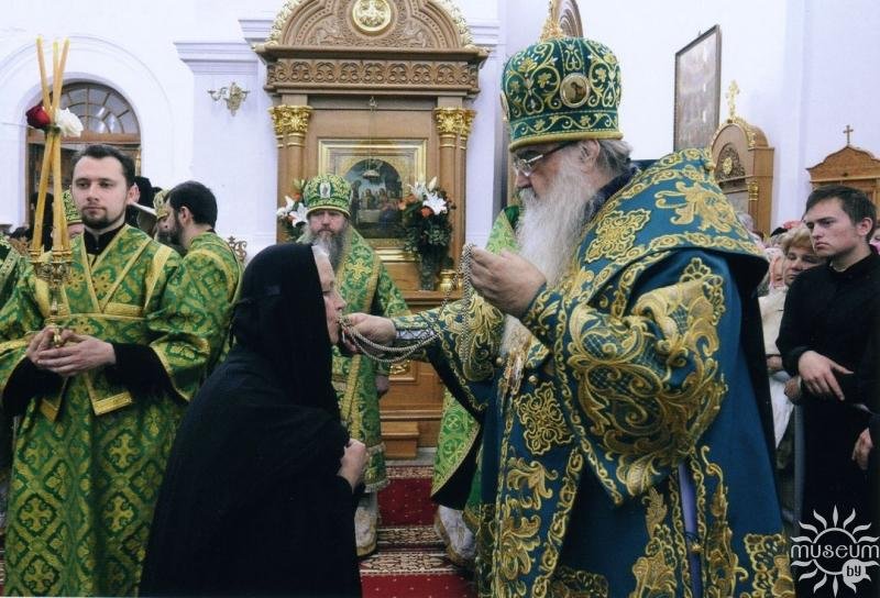 Metropolitan of Minsk and Slutsk Filaret, Patriarchal Exarch of All Belarus, awards Abbess Evdokiya (Levshuk) a cross with an ornament. 2010