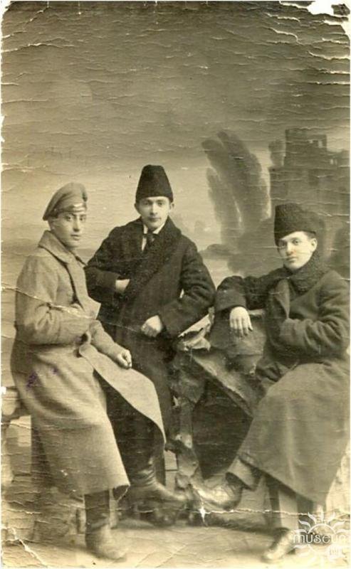 Сіманоўскі Н.Ш. (першы злева) з двума таварышамі, байцамі чырвонагвардзейскага атрада 1918 г.