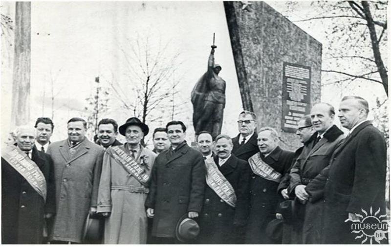Honorary citizens of Polotsk at the Monument to the Soldiers of the 1st Baltic Front. N.Sh. Simonovskiy is the fifth from the left. 1967