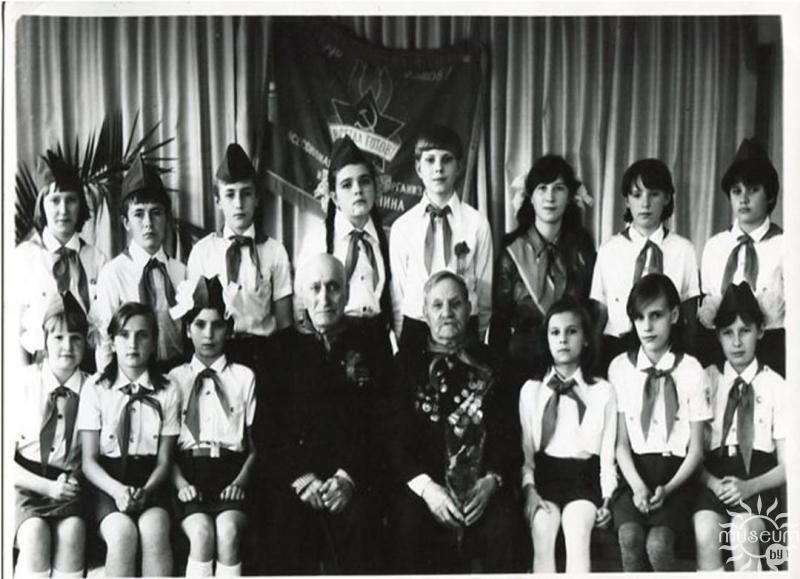 Excellent students of the secondary schools of Polotsk with veterans of the Communist Party. N.Sh. Simonovskiy is sitting the fourth from the left. 1982