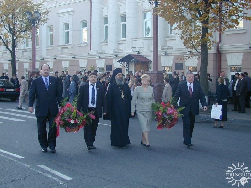 Laying flowers at the Monument to the Heroes-Liberators of Polotsk. 1999