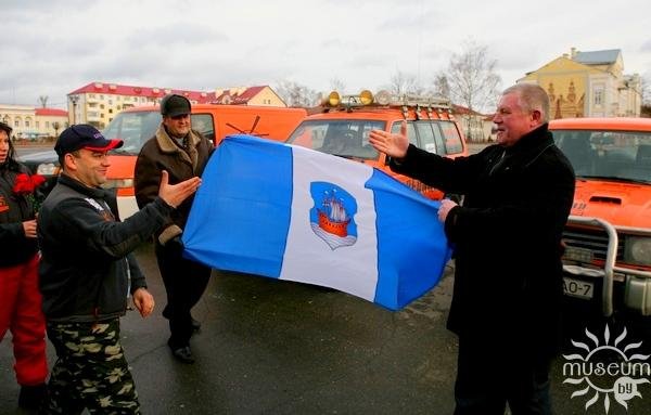Падчас уручэння сцяга горада Полацка ўдзельнікам экспедыцыі «Марманск-Уладзівасток». 2008