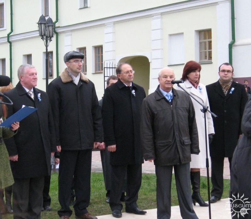 At ​​ the opening of the Monument to the Medieval Student in the courtyard of Polotsk State University. 2010