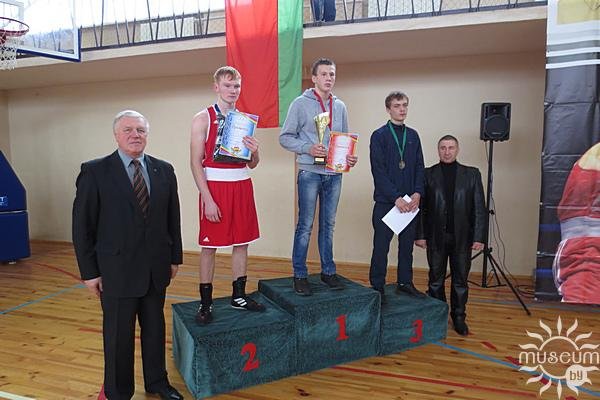 Падчас цырымоніі ўзнагораджання на ІІІ адкрытым турніры па боксу сярод юнакоў. 2015