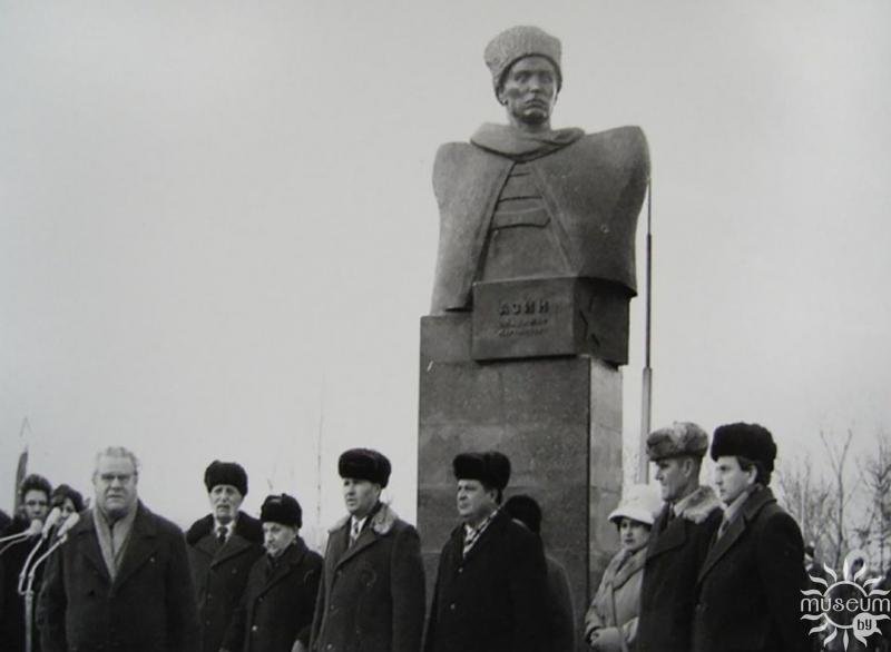 During the ceremonial opening of the Monument to the Hero of the Civil War V.M. Azin. S.A. Pashkevich is the rightmost. 1979