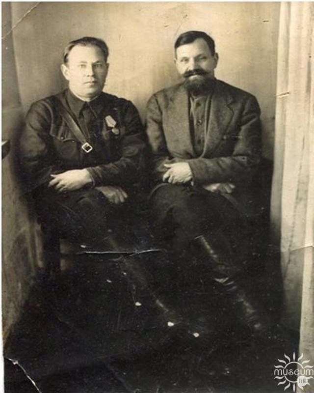 Былыя сакратары Полацкага падпольнага райкама партыі Пятроў Г.С. (справа) і Новікава М.А. 1944 г.