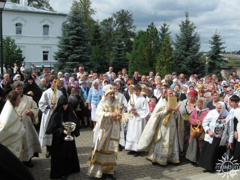 Archbishop of Polotsk and Glubokoye Feodosiy sprinkles people. 2012