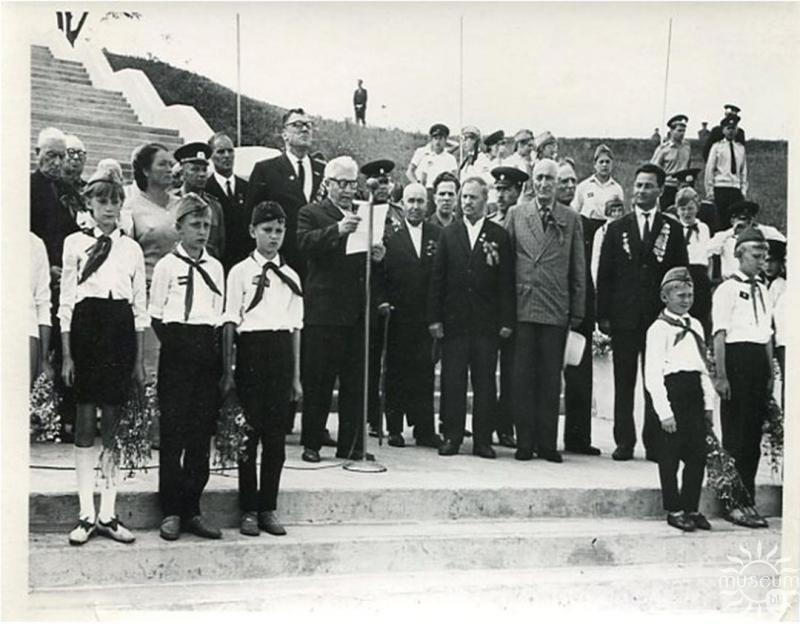 На мітынгу падчас урачыстага адкрыцця Кургана Бессмяротнасці выступае Партноў С.П. 1966 г.