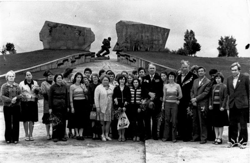 Near the Proryv (Breakthrough) Memorial Complex at ​​a meeting of participants of the blockade breakthrough in 1944. A.A. Savitsky is the third from the right. 1984
