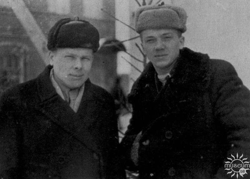 З баявым таварышам Сяргеем Зямніцкім (злева). 1946 г.