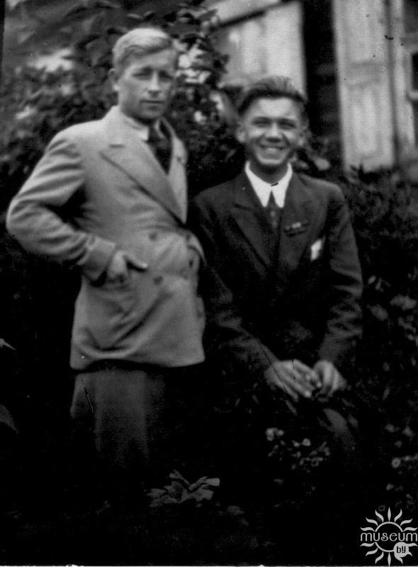З сябрам Сяргеем Зямніцкім на вуліцы Стралецкай у Полацку. 1946 г.
