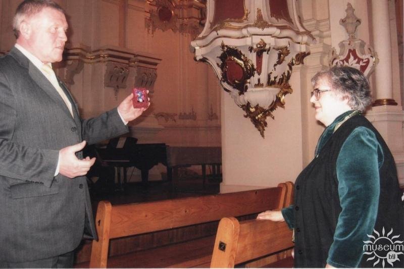 Chairman of Polotsk City Executive Committee V. S. Tochilo awarding N. S. Solodkaya the badge For Merits to Polotsk. 2007